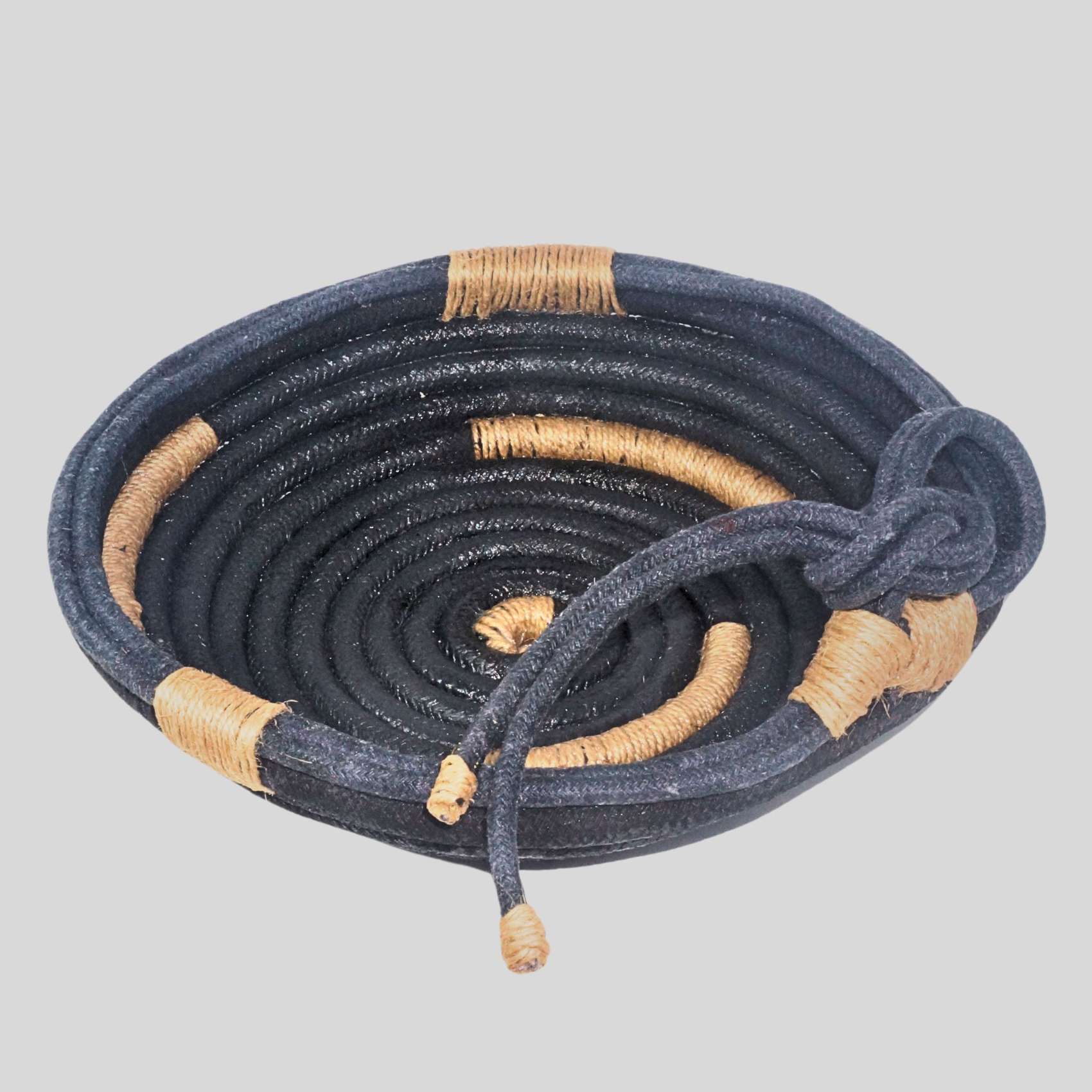 Cesto Decorativo  De Cordão Preto Com Juta