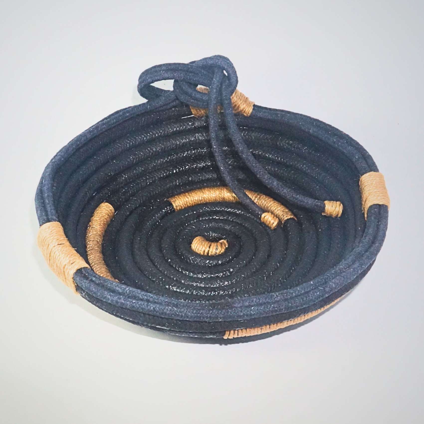 Cesto Decorativo  De Cordão Preto Com Juta