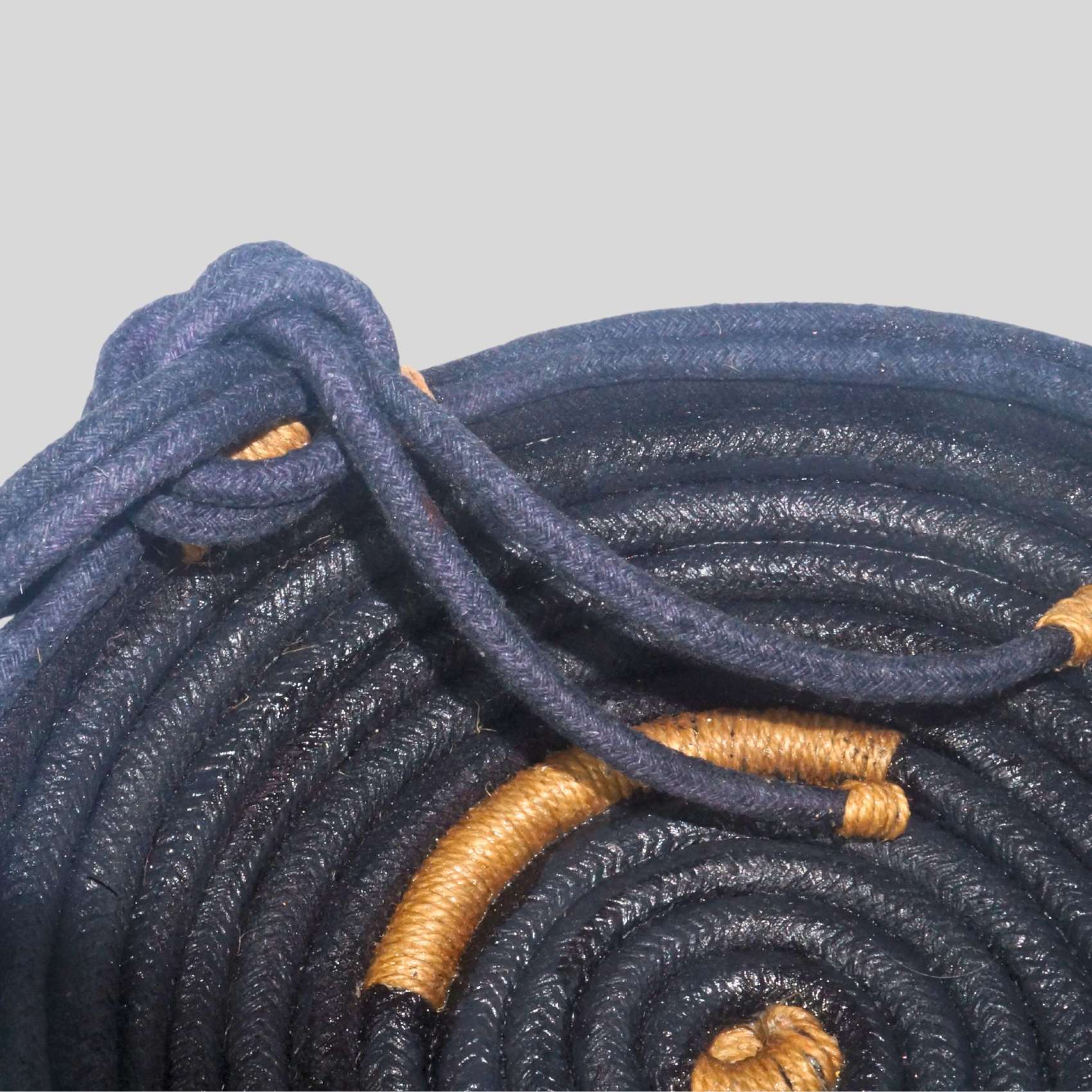 Cesto Decorativo  De Cordão Preto Com Juta