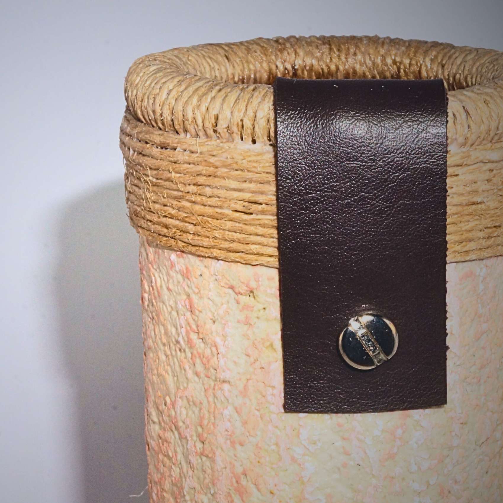Vaso Tubo Texturizado Com Couro